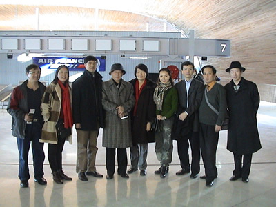 著名打击乐大师安志顺和团员在法国巴黎戴高乐机场