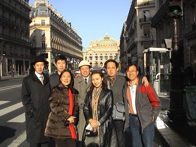 总监安志顺与团员在法国巴黎歌剧院前