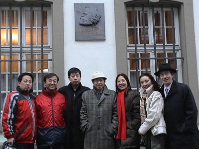 总监安志顺与团员在马克思纪念馆前